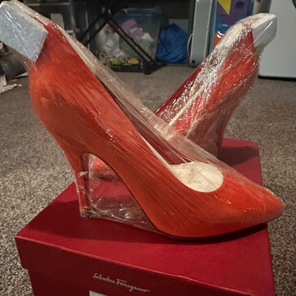 BRAND NEW Salvatore Ferragamo orange suede pumps